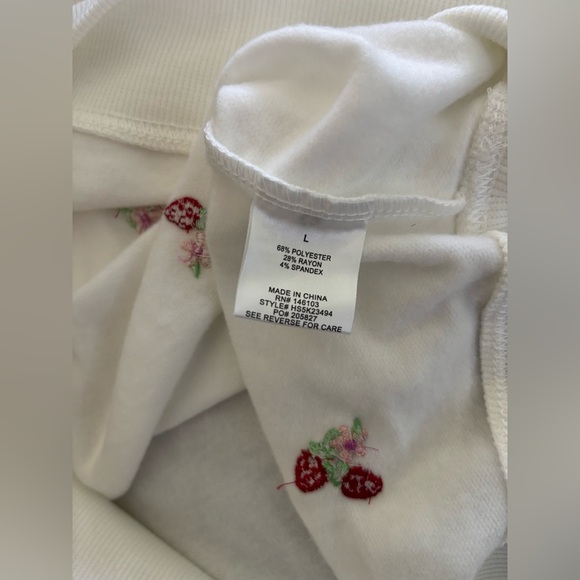 Hippie Rose Sweatshirt Women’s Large White Strawberries Cropped Casualwear New - Picture 3 of 7